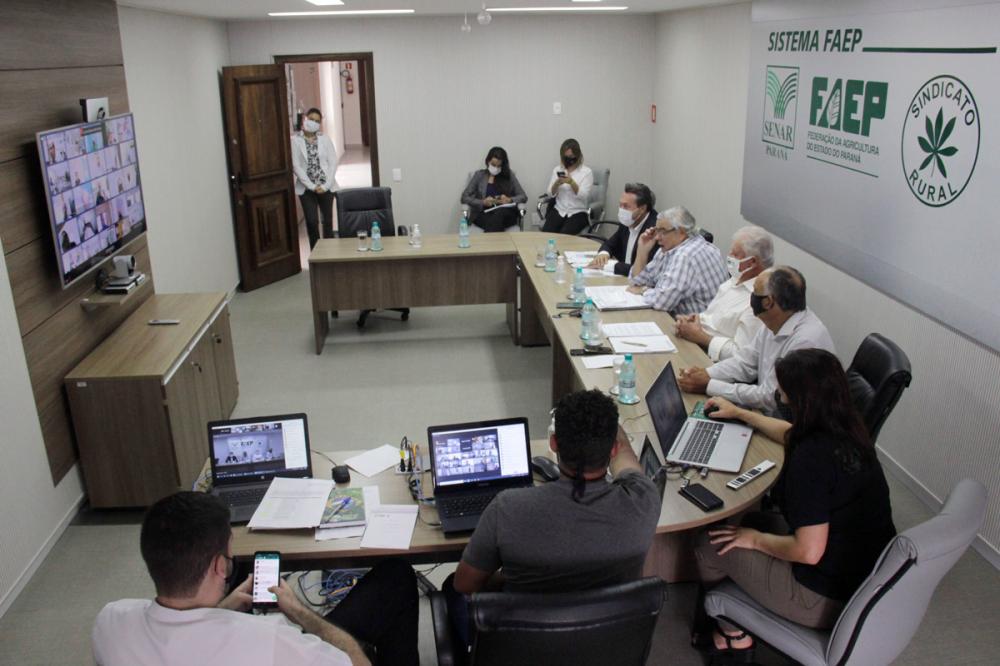 Utilizando uma ferramenta de videoconferência, centenas de lideranças rurais de todas as regiões do Estado se conectaram ao evento e puderam acompanhar ativamente a prestação de contas da diretoria da FAEP, encaminhando dúvidas e fazendo sugestões em temp