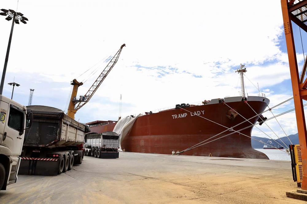 O ensaio foi com a embarcação Tramp Lady, que finaliza a descarga de 41.748 toneladas de fertilizante (sulfato de amônio), no berço 211. Foto AEN.