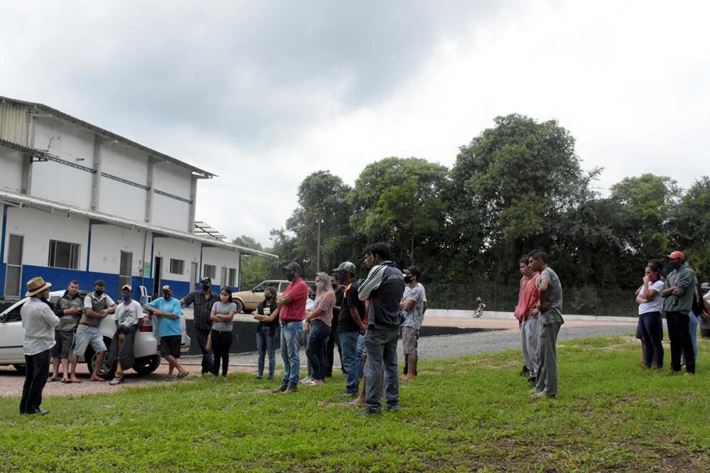 Funcionários recebem com tristeza a notícia do fechamento do frigorífico.