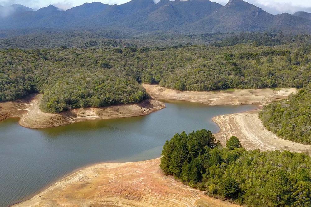 O cenário hidrológico é de recuperação progressiva e lenta da normalidade no Norte do Estado e Região Metropolitana de Curitiba, segundo o relatório. A recuperação para níveis normais com o escoamento da água das chuvas ainda é tímida.