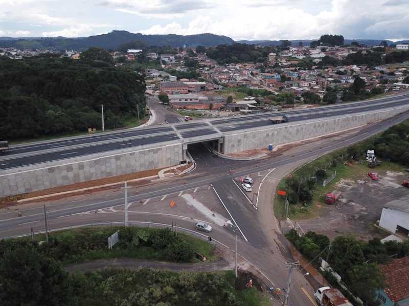  liberação do tráfego no viaduto do novo Trevo de Brotas, inclusive, é feita dez meses antes do prazo de encerramento do Contrato de Concessão, que deve ocorrer em novembro desse ano. 