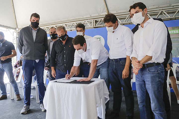 A implantação do Contorno Norte de Castro conectará as rodovias PR-151 e PR-090 com aproveitamento parcial de estradas vicinais. A extensão será de 15,62 quilômetros e o projeto inclui um viaduto sobre a PR-151 com 27 metros de extensão e uma ponte sobre 