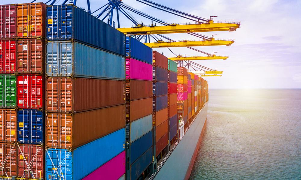 Em relação à logística, o frete marítimo dobrou nos últimos três meses e continua com tendência de alta no curto prazo, principalmente em razão da insuficiência de contêineres e navios no mercado global.