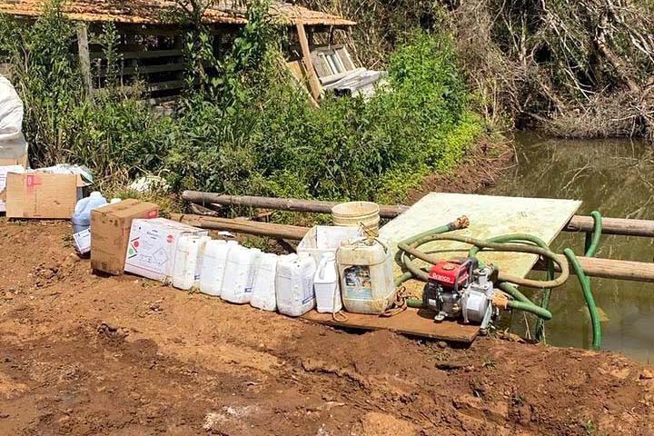 Na compra de uma embalagem contendo agrotóxico o produtor rural é orientado sobre a destinação final correta. É necessário fazer a tríplice lavagem em local adequado, nunca com água do rio, deixar secar em local específico para o armazenamento e, posterio