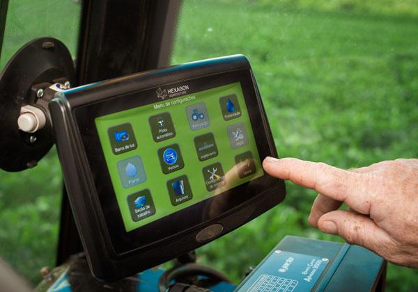 O roduto que será exibido na feira será o AgrOn Piloto Automático, cuja função é auxiliar a navegação dos tratores, máquinas e implementos agrícolas e florestais; além de garantir o alinhamento das rotas com uma precisão de até dois centímetros.