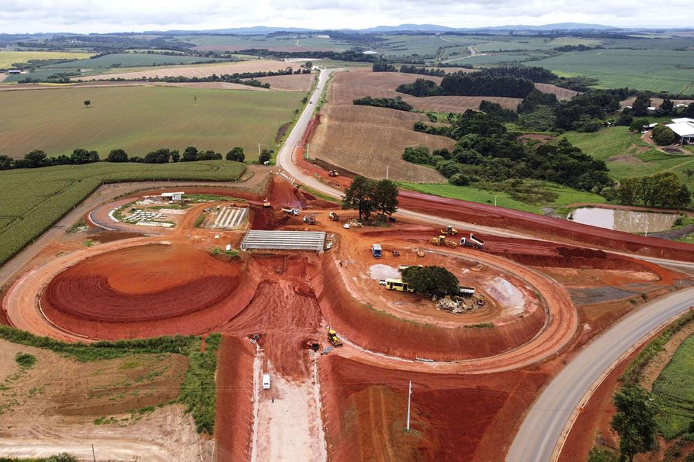 O viaduto e a nova rodovia também são parte do começo da nova ligação que acontecerá com a implementação do Contorno Norte de Castro, ligando a PR-090 diretamente à PR-151 (em direção a Ponta Grossa ou São Paulo) em um novo acesso. Fotos AEN.