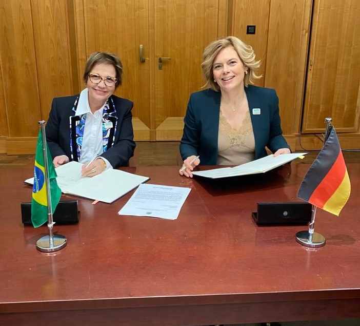Ministra Tereza Cristina e ministra da Agricultura da Alemanha, Julia Klöckner, assinam acordo em Berlim