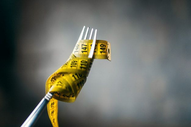 Alimentação desordenada inclui, por exemplo, o uso de remédios, laxativos e diuréticos - (Foto: Freepik)