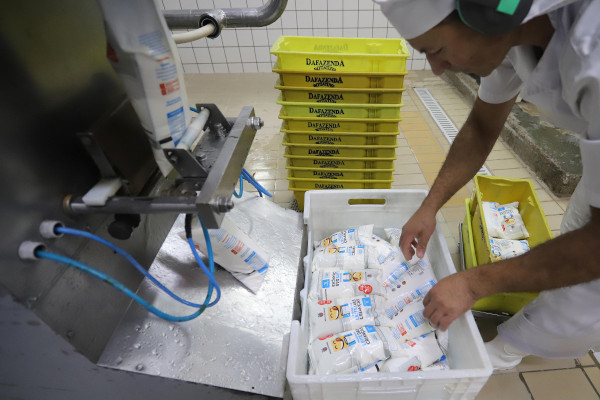 O programa fornece gratuitamente um litro de leite enriquecido por dia em todo o Paraná para crianças de seis a 36 meses. Hoje, são beneficiados 5,1 mil produtores por meio da participação de 40 usinas.
