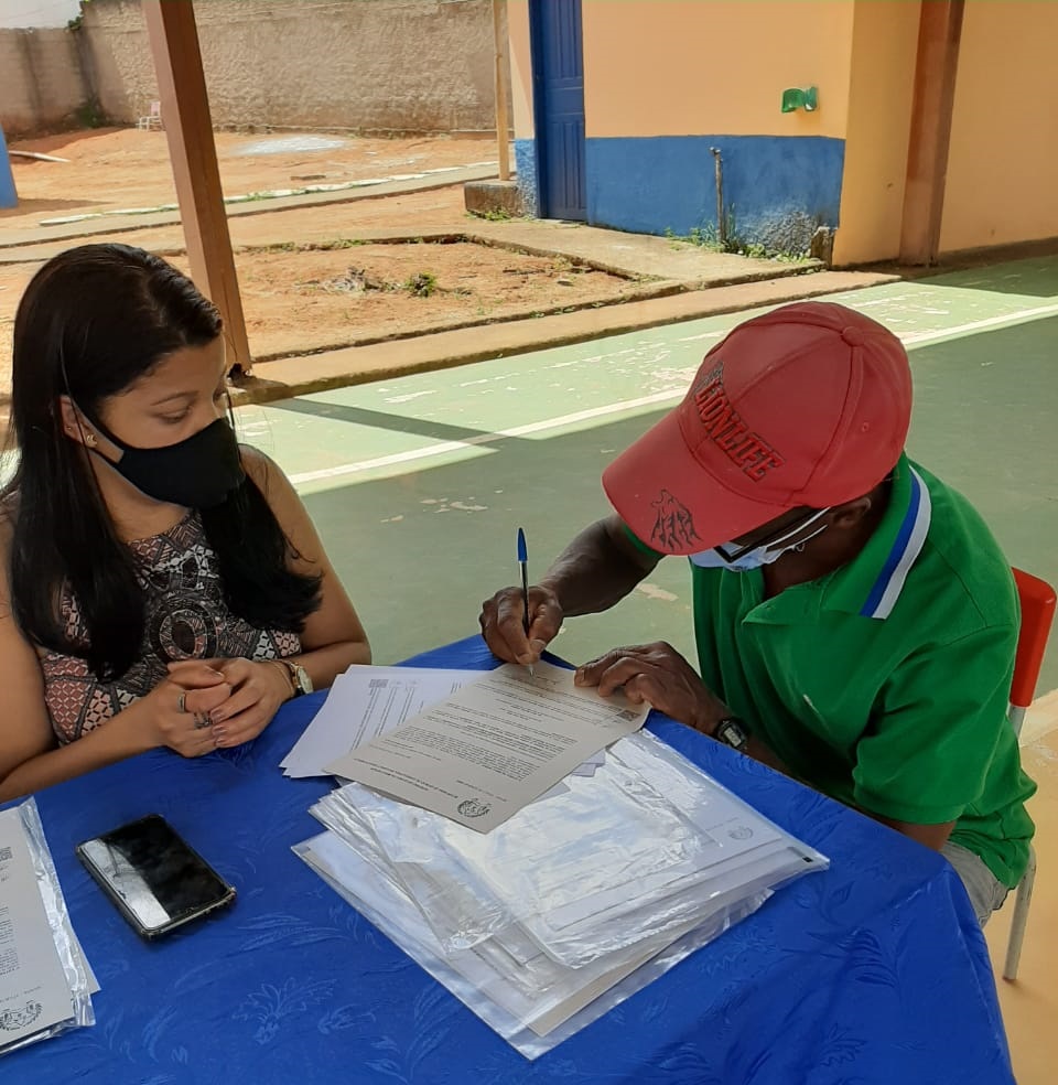 No processo de regularização fundiária, a Emater-MG participa desde a mobilização de lideranças políticas e beneficiários do programa para a realização da audiência pública, na orientação e cadastro das famílias, envio dos documentos para a Seapa.
