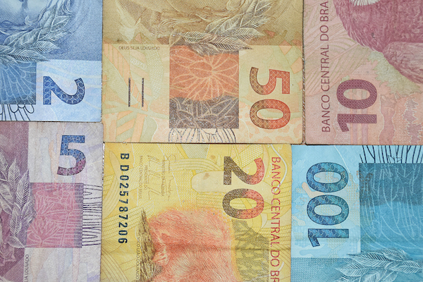Os setores beneficiados, direta ou indiretamente, são responsáveis pelo abastecimento alimentar e contribuem para a geração de emprego e renda nos meios rural e urbano.