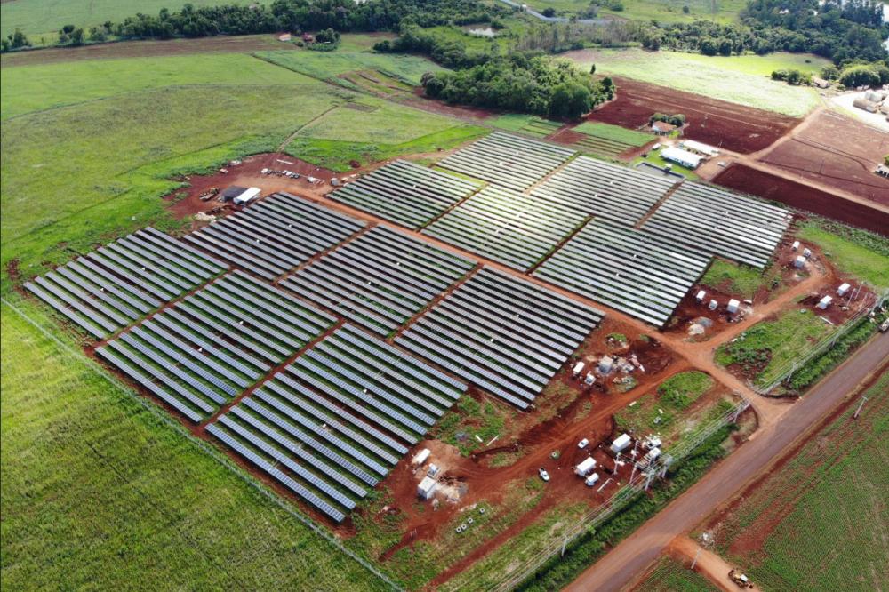O projeto faz parte de um novo modelo de negócios da Companhia. A Copel implanta e opera as unidades de geração distribuída de energia, e o cliente assina um contrato de aluguel da usina. A energia gerada é usada para compensar o consumo, resultando em de
