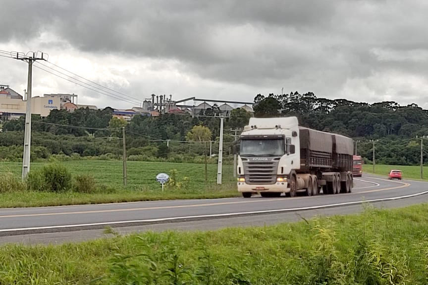 Foi feita a reperfilagem, corrigindo deformações e selando fissuras, o que resulta em uma rodovia mais confortável.