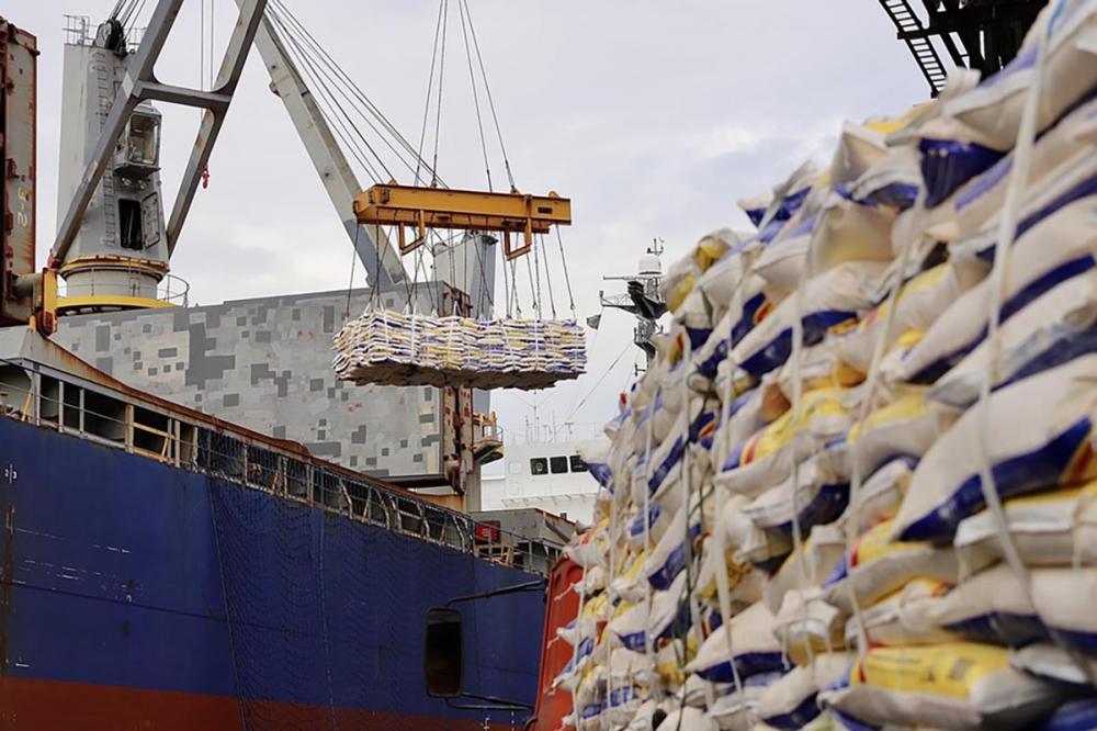 A empresa responsável pelo carregamento no Porto de Paranaguá é a Marcon. De acordo com o diretor comercial, Patrick Ferreira Tavares, o fubá embarcado veio de Rio Verde (Goiás) e Apucarana (Paraná).