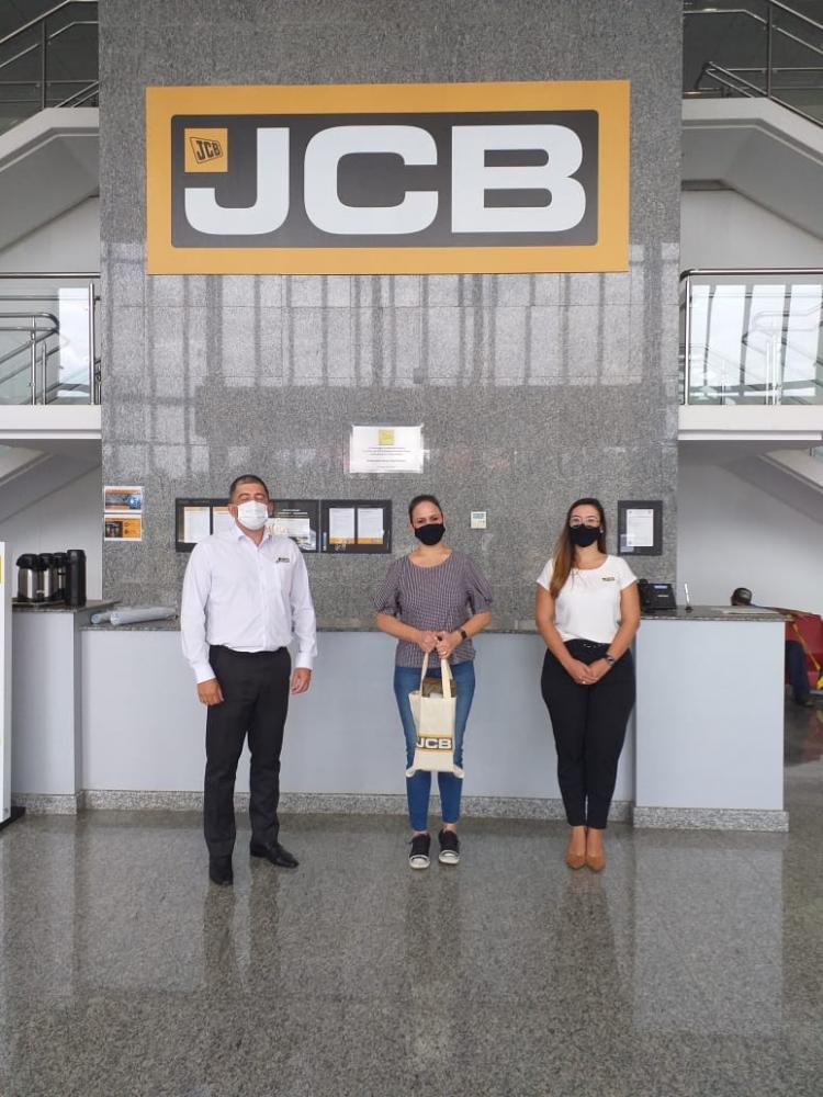 Rafael Cardoso (Diretor de Recursos Humanos da JCB), Sirlange Frate ( primeira-dama e presidente do Fundo Social de Solidariedade (FSS) de Sorocaba) e Carolina Garcia (Analista de Recursos Humanos da JCB)