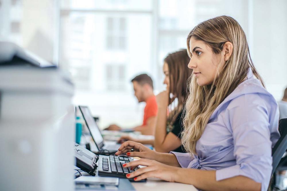 De acordo com a Letícia França, analista de recursos humanos, há vagas para atuação em Belo Horizonte/MG, na sede da empresa, e também para trabalho na modalidade remota