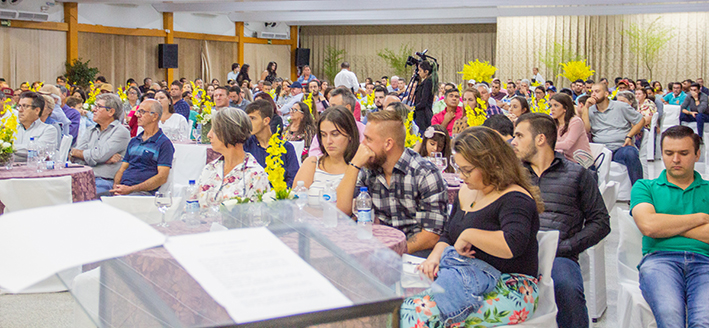 A premiação do IX Encontro de Avicultores, realizado em dezembro, na Associação Atlética Cocari, em Mandaguari-PR. Cerca de 400 pessoas participaram da cerimônia.