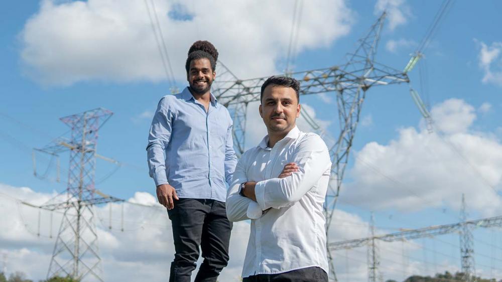 Criador de suínos, ele utiliza os dejetos para produzir gás metano, e, depois, energia elétrica, mas contava com um excedente que não era consumido na operação da própria fazenda.