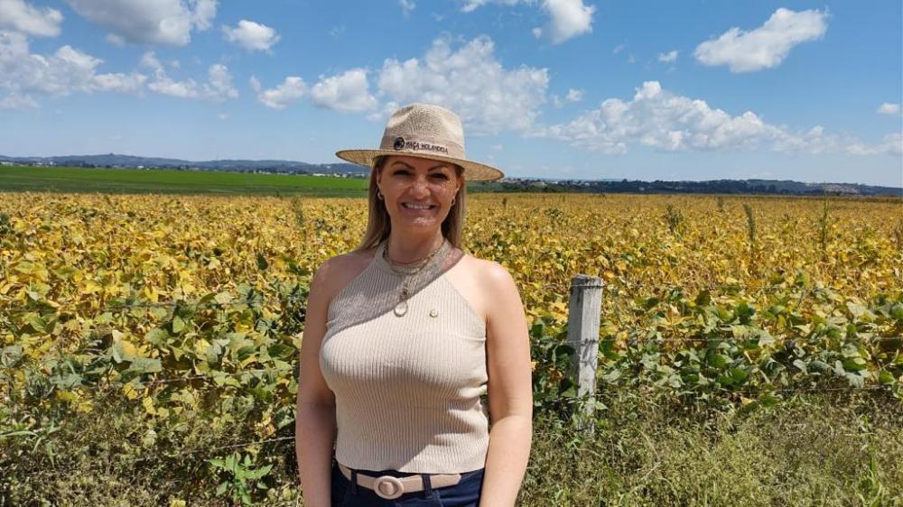 Aline Sleutjes também citou as discussões sobre o uso de defensivos agrícolas, que com assistência técnica especializada e seguindo as normas vigentes, evitam pragas e insetos e levam alimento de qualidade para a mesa dos brasileiros. 