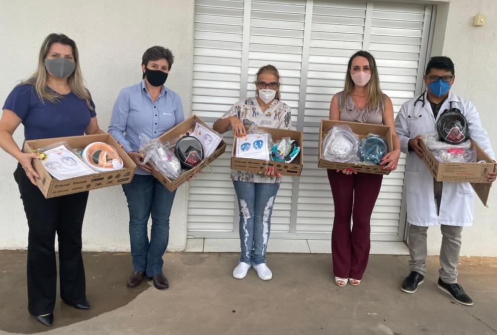 Representantes da AFCC, Castrolanda Sicredi e membros da Secretaria de Saúde durante entrega das máscaras. ao município.
