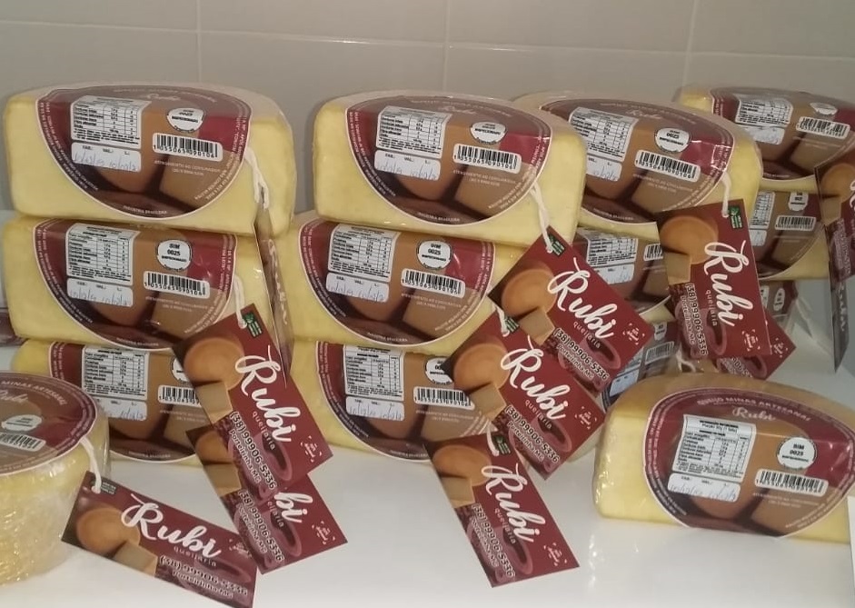 A produtora também participou de visitas técnicas a regiões produtoras, como a Canastra. “Eu conversei com os técnicos da Emater-MG. Eles explicaram que o Queijo Minas Artesanal tem uma legislação aprovada e que poderíamos vender para todo o estado. Além 