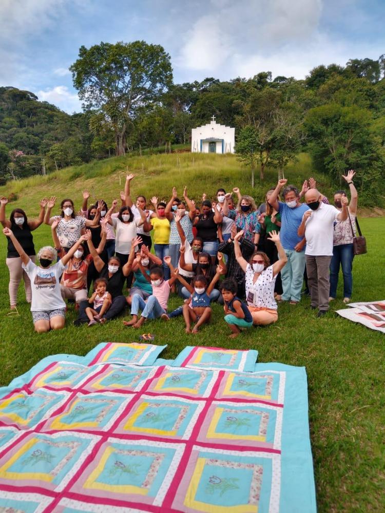 O projeto está impulsionando o artesanato feito de retalhos de tecido, por um grupo de 15 artesãs da comunidade rural de Maciel, distrito de São Bartolomeu.