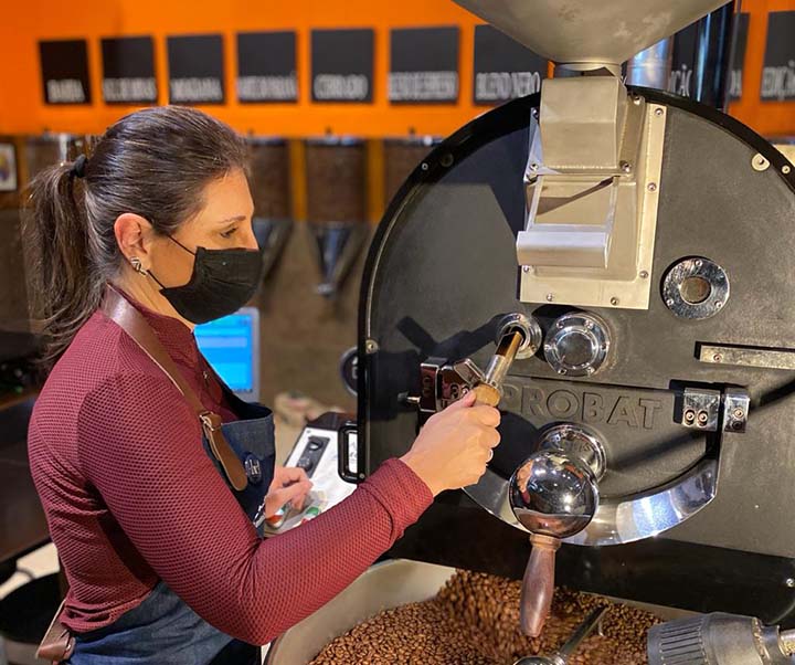A paranaense Georgia Franco Souza comemora os resultados da campanha, que movimentou 70 sacas de cafés especiais pelo Brasil. Crédito: Luiz Otávio F. Souza.