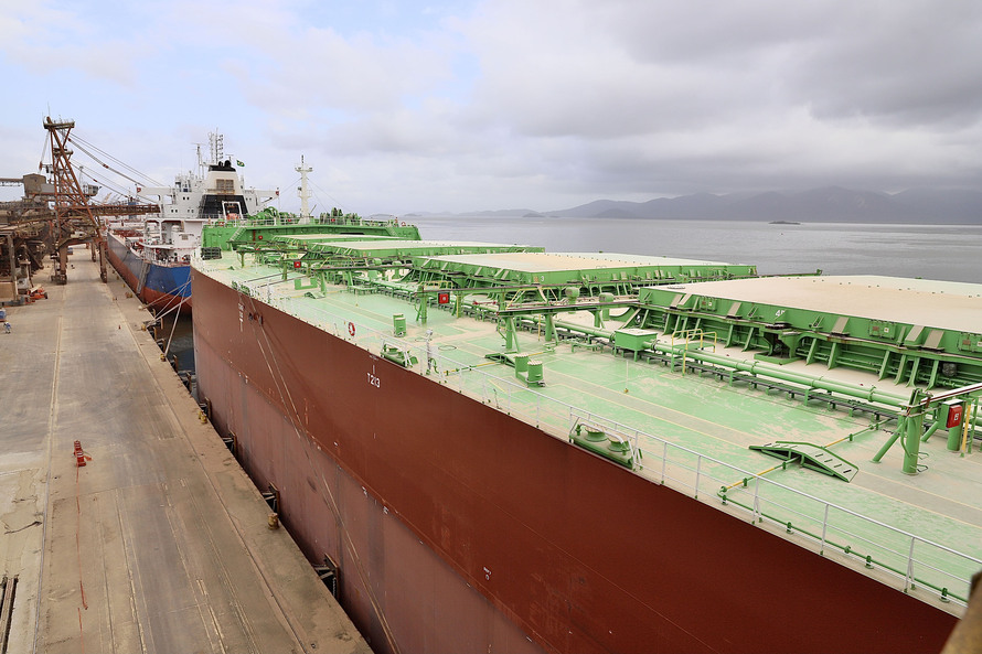 Mais um grande navio graneleiro atraca no Corredor de Exportação do Porto de Paranaguá para receber uma carga recorde de farelo de soja. O Pacific Myra, com 292 metros de comprimento (loa) e 45 metros de largura (boca), atracou no berço 214, no último fin