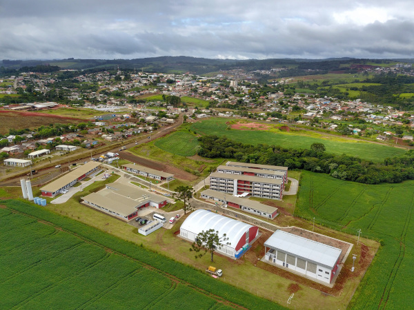 . O Centro Estadual de Educação Profissional Florestal e Agrícola é fruto de uma parceria entre o Governo do Estado, a Klabin e a prefeitura. O investimento total foi de R$ 35 milhões, sendo R$ 12 milhões repassados pela Secretaria da Educação e do Esport