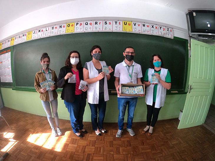 Entrega na Escola Municipal Walter Antunes Pereira