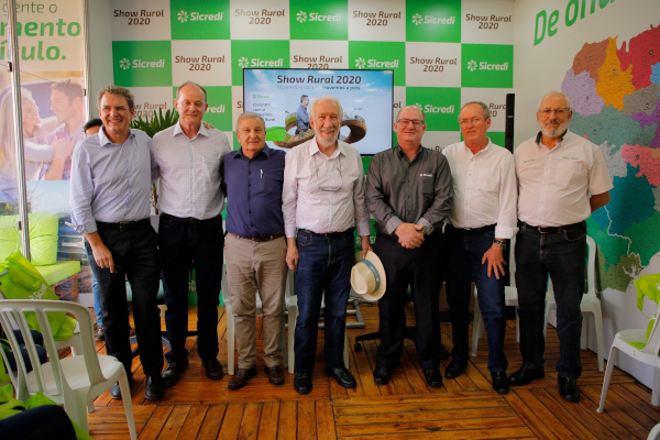  Somente durante a feira, o Sicredi está disponibilizando R$ 500 milhões para financiamento de veículos, maquinários e tecnologias agrícolas.