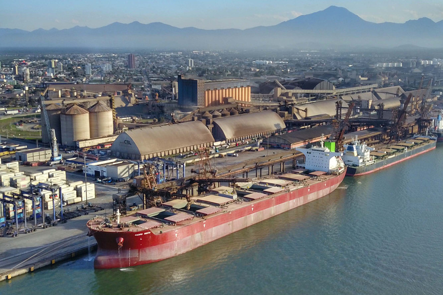 Além do arrendamento de três áreas para movimentação de granéis sólidos (PAR9, PAR14 e PAR15), o PPI aprovou o estudo da concessão do canal de acesso ao Porto de Paranaguá. Leilões vão acontecer entre 2022 e 2023.