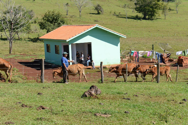 As famílias contempladas pelo programa terão um período de três anos de carência para começar a pagar as prestações. A taxa de juros será de 4,6% ao ano para o pagamento do crédito adquirido em até 10 anos.