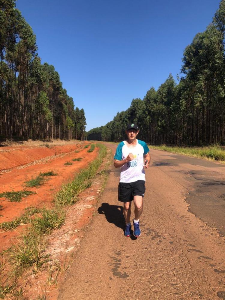 Seguindo as medidas de proteção, e sem aglomeração, alguns funcionários da Cooperativa literalmente vestiram a camisa e praticaram corrida ao ar livre para lembrar o Desafio de Rua