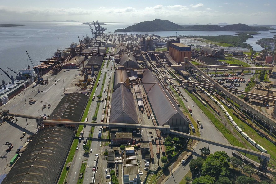 Funcionários da empresa pública Portos do Paraná participam, pela primeira vez, de uma qualificação em georreferenciamento, um instrumento que permite determinar a exata posição geográfica de um imóvel e sua dimensão. Com isso, os processos de arrendament