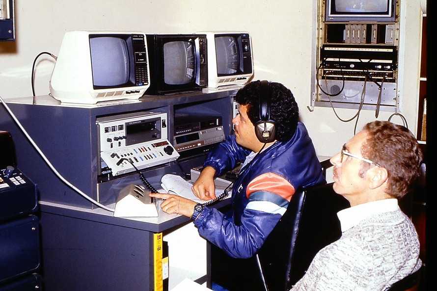 O rádio é companheiro de quem lida no meio rural. Muitas vezes as músicas e noticiários embalam o café da manhã ou o trabalho com as criações e lavouras. 