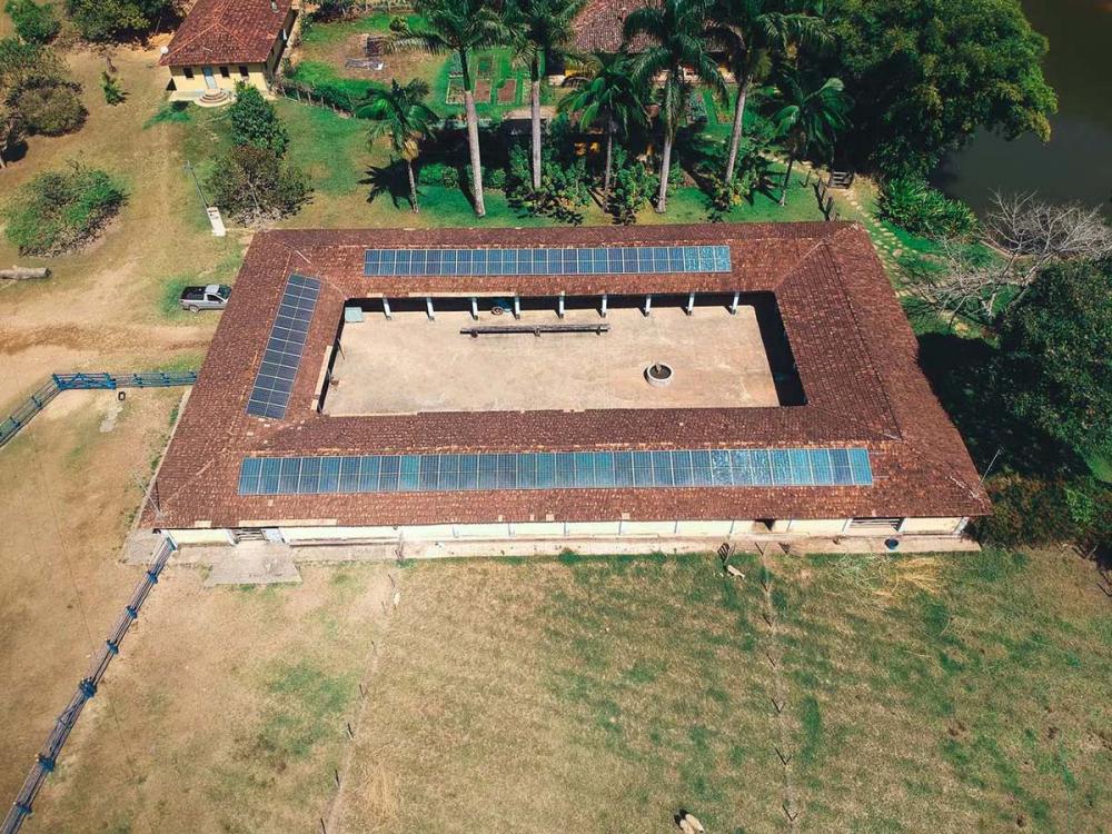 O produtor da fazenda, Guilherme Severo, que cultiva anualmente 600 mil de sacos de milho e soja, explica que o fator determinante para o investimento nas placas fotovoltaicas foi o alto consumo de energia elétrica durante o processo de secagem dos gr
