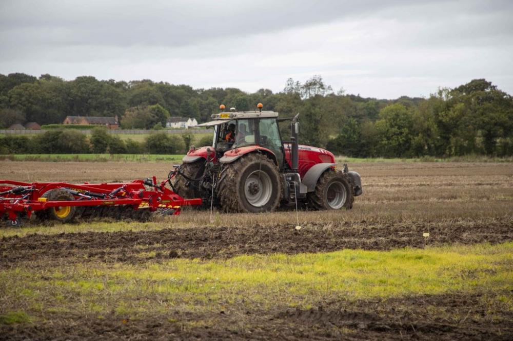 A tecnologia Ultraflex da Michelin permite que os agricultores operem suas máquinas agrícolas com pressões de pneu mais baixas do que o convencional, protegendo a saúde do solo, ao reduzir a incidência de formação de sulcos e sua compactação.