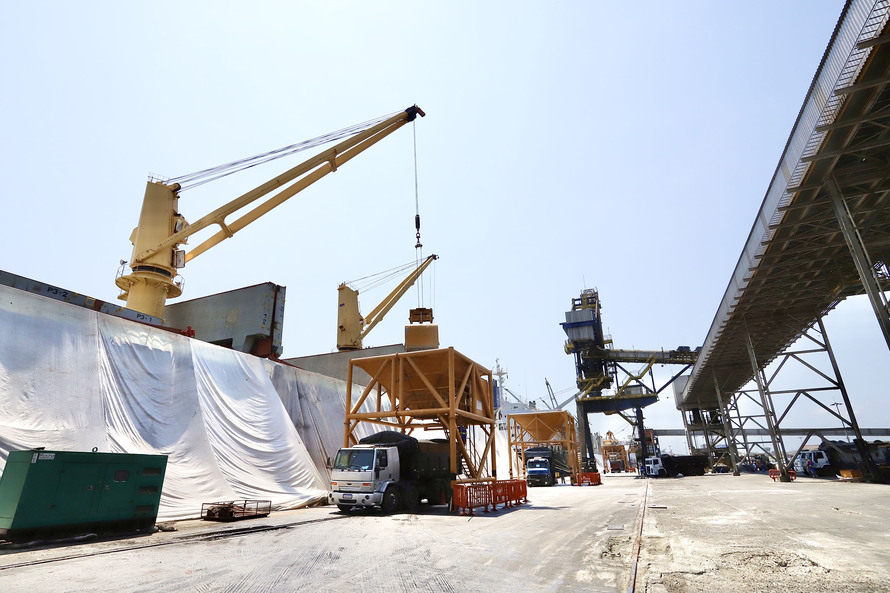 A produtividade média, por dia, cresceu 20% e chegou a 42.890 toneladas de adubo descarregadas diariamente no primeiro quadrimestre deste ano, nos Portos de Antonina e Paranaguá. Foto: Claudio Neves/Portos do Paraná