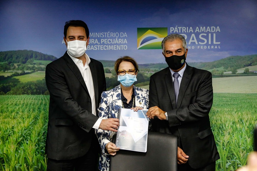 O governador também apresentou o Banco do Agricultor Paranaense, programa que viabilizará meio bilhão de reais para alavancar a agricultura familiar e as pequenas cooperativas.