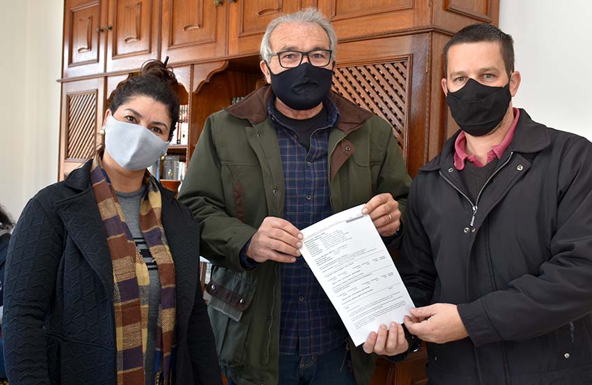 O presidente do Sindicato Rural de Castro, Eduardo Medeiros Gomes, entrega alvará de recebimento referente ao Salário-Educação. Fotos Toninho Anhaia.