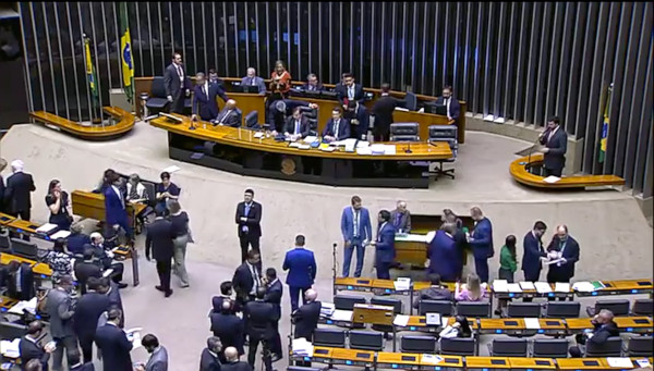 Durante a reunião, o deputado Pedro Lupion (DEM-PR) chamou a atenção dos parlamentares para a proposta que está na pauta do plenário da Câmara dos Deputados.