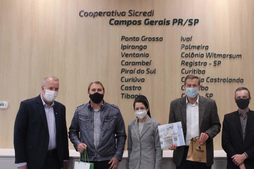 Reunião na sede regional da cooperativa celebrou a entrega de duas camas hospitalares ao Hospital Bom Jesus, de Ponta Grossa. Doação foi realizada com verba do Fundo Social da cooperativa.