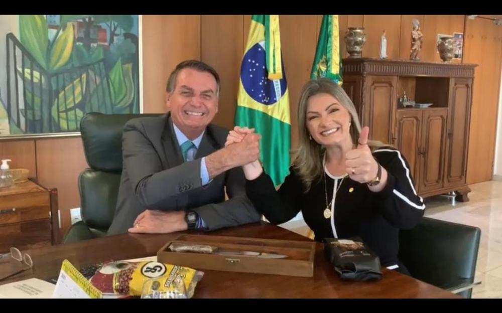 Bolsonaro agradeceu todos os paranaenses pelo carinho e apoio na sua caminhada pela construção de um Brasil cada vez mais forte e bom para todos, bem como o trabalho, coragem e fidelidade da presidente da Comissão da Agricultura ao governo
