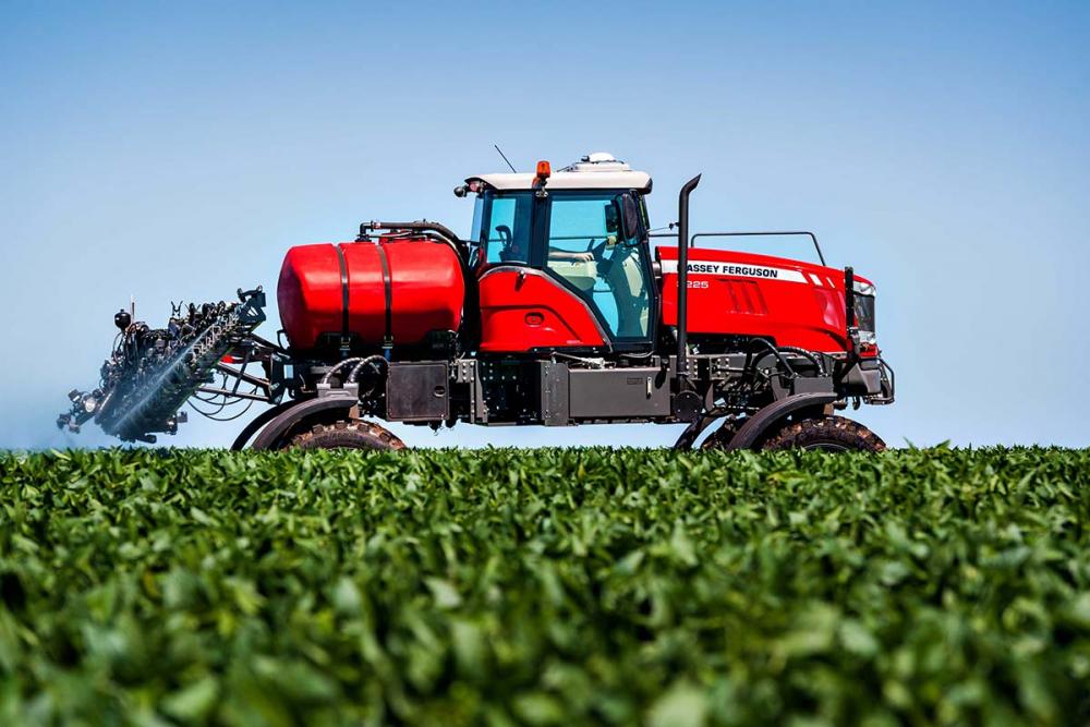 O MF 8225 alia baixo consumo de combustível a alta capacidade de tração, além do conforto operacional. 