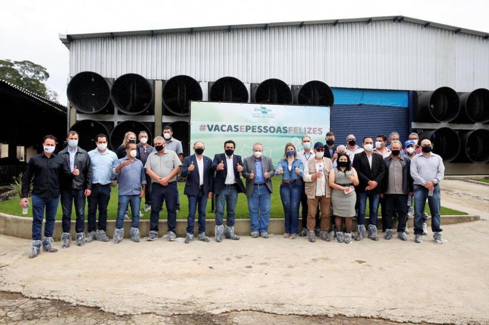 O grupo pôde conhecer o sistema de produção intensiva de leite em confinamento denominado “Vacas e Pessoas Felizes”.