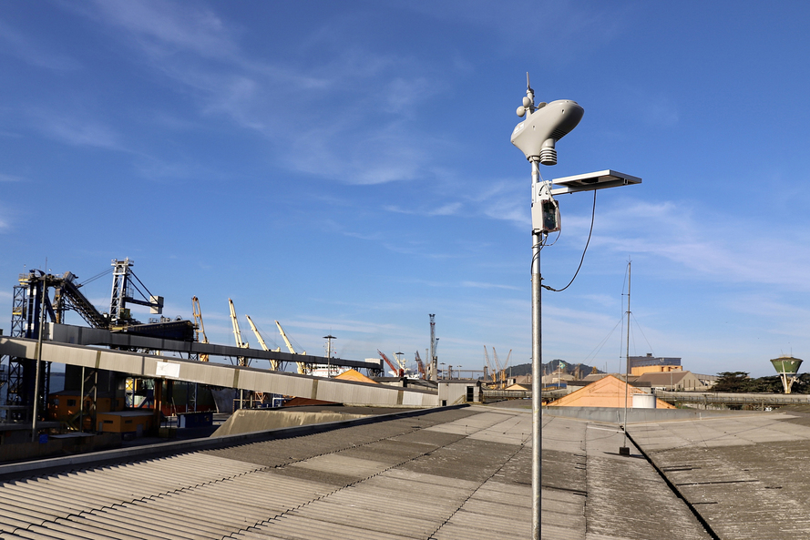 O equipamento WS 18 trabalha em conjunto com o aplicativo Plugfield, disponível para aparelhos celular com sistema Android e IOS. O módulo de GPS permite medir o índice pluviométrico, temperatura, umidade relativa do ar, velocidade e direção do vento, rad