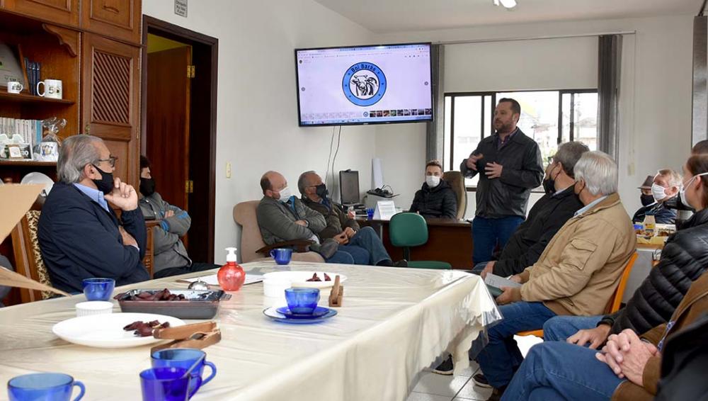 O frigorífico conta com investimento de mais de R$ 10 milhões, irá gerar mais de 70 empregos e será abastecido com o gado da região, que será destinado a casas de carnes do Paraná e também para charque. Foto Toninho Anhaia