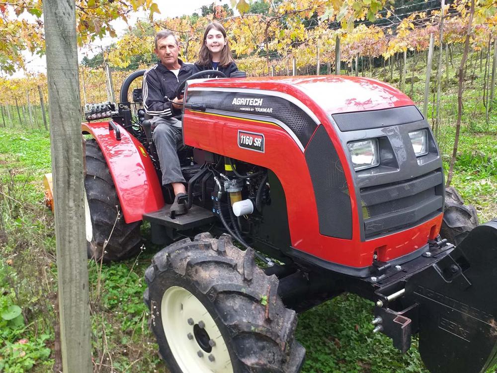 O produtor Dirceu Comiotto e sua filha Ana Cristina Pavan Comiotto com o Trator 1160 Agritech Arquivo Pessoal