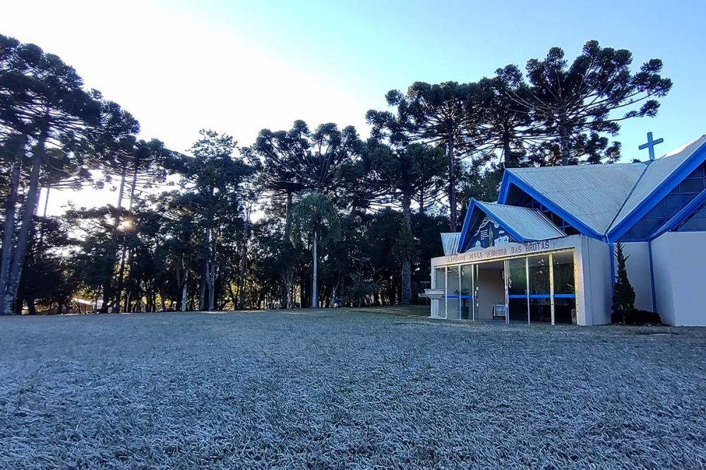 No dia 30, houve ocorrência de geadas generalizadas no Estado, inclusive nas regiões Norte e Noroeste paranaense. Foto Santuário de Nossa Senhora das Brotas, Padroeira da Agropecuária. Toninho Anhaia